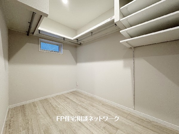 家族全員の持ち物を一括管理できるファミリークロークを設けました。動線に沿った収納計画で、片付けや準備がスムーズになります。