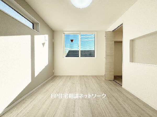 深いやすらぎへと誘う主寝室。ゆとりの広さと、落ち着いた内装仕様でプライベートな時間を心豊かにお過ごしいただけるように配慮。