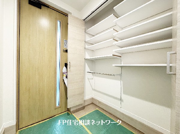 散らかりがちな玄関をスッキリと保てる玄関収納は、家の中に入る時一番最初に目に付く場所だからこだわりたい。落ち着いた色目が、室内のカラーやデザインと調和。