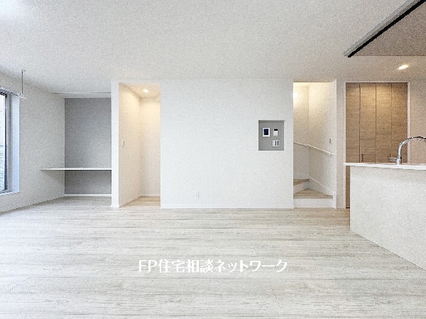 想像以上の質感が訪れる者の心を離さない。フローリング素材、窓の配置、壁面タイル、カラーバランス、どれをとってもワンランク上の仕上がり。