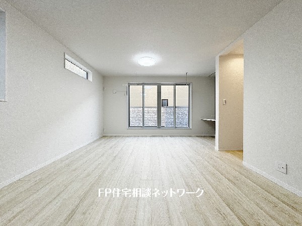 家族だんらんのスペースとなるリビング。家具の配置がしやすい広さを確保しつつ、窓が多い設計は色々な角度から光が取り込めるこだわりの間取りです。