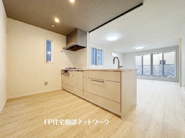 リビングで遊ぶお子様を見守りながらお料理が出来る対面式カウンターキッチンは、料理をしながらご家族との会話を楽しめます。毎日のお料理も楽しくなりますね。