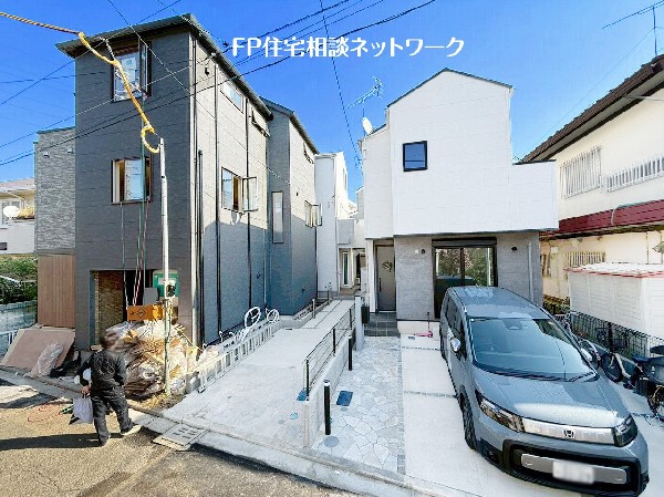 外観:横浜市営地下鉄「日吉本町」駅徒歩3分の好立地！ファミリークロゼット付の収納の豊富な住宅でＬＤＫは18帖のゆとりの広さです。