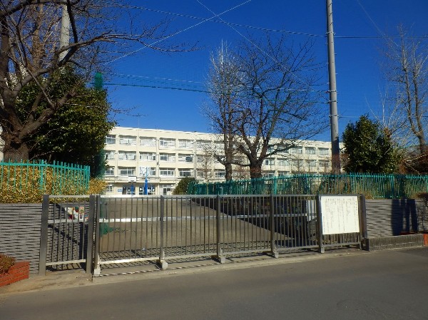 周辺環境:日吉南小学校(お子様が一日の中でも長い時間を過ごす小学校。どんどん成長していくお子様の姿が目に浮かびます。)