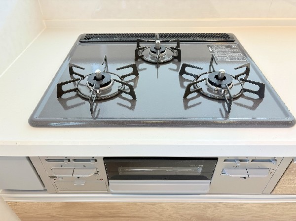 同仕様設備：慣れている方も多く、火力が目に見えるため、使いやすいという方も多い、3口のガスコンロ仕様です。