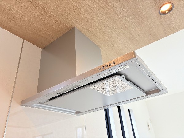 同仕様設備：スタイリッシュな薄型レンジフードを採用。吸引力が高く、毎日の料理を快適にサポートします。お手入れしやすい構造で、キッチンをいつも清潔に保てます。
