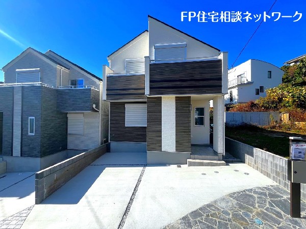 外観:【類似外観同仕様】施工例の為、分譲中の建物とは外壁、屋根開口部等の形状・仕様が異なります。