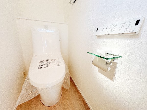 【トイレ】  類似同仕様、施工例のため分譲中の建物とは外壁、屋根開口部等の形状・仕様が異なります。