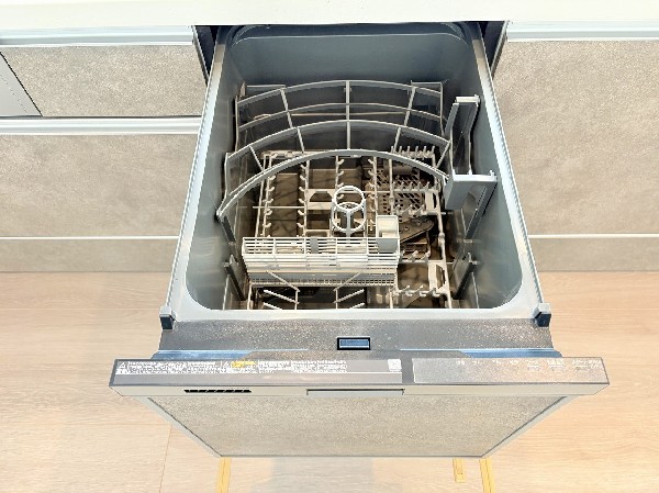 同仕様設備：利用者が増えているのはメリットが多いから。時間の節約、手が荒れない、水道代の節約、高温度で洗うので油汚れもしっかり落とせる。まさに理想家電。