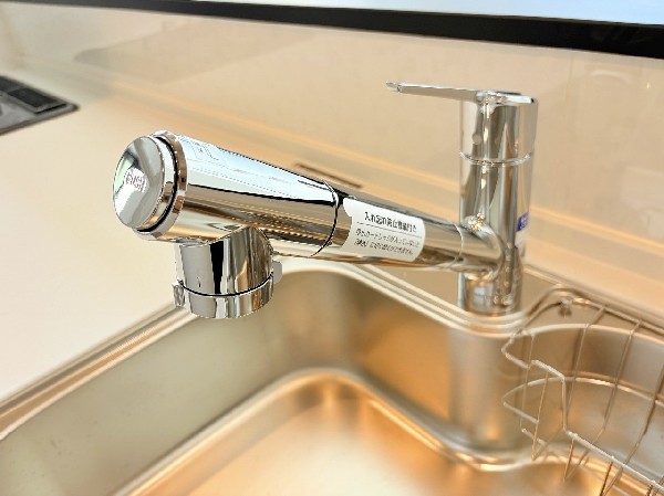 同仕様設備：キッチンには浄水器を標準装備。最近は水を飲むという場面以外にも料理で使用したり、野菜を洗う場合もキレイな水で洗いたいという人が増えてきています。