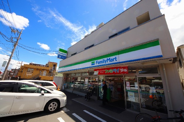 周辺環境:ファミリーマート東寺尾中台店(コンビニまで徒歩6分程度。やはり何かと助かるので近いのは嬉しい限り。)