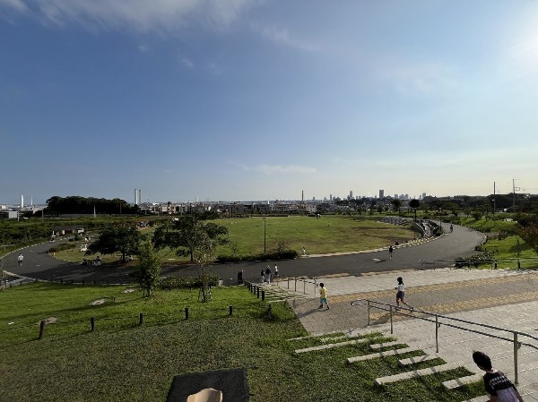 周辺環境:鶴見花月公園(高台にあり、ベイブリッジやみなとみらいが見渡せるロケーションの公園には、芝生の原っぱや遊具のある広場、健康器具などがあります。)