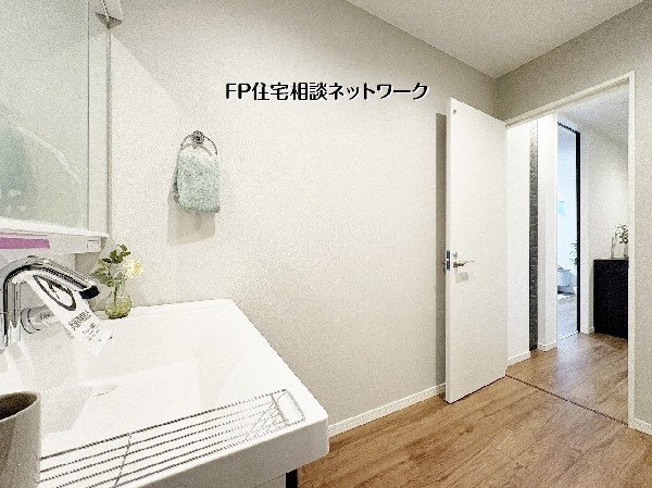 【洗面脱衣室】同仕様設備：清潔感あふれる白を基調とした洗面脱衣室。ゆとりある広さと、家事動線に配慮した間取りが魅力です。