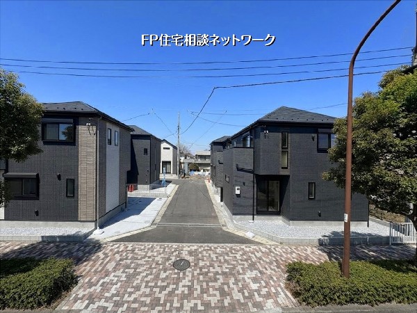 外観:【外観】  統一感のある美しい街並みが誕生。黒のシックな外壁が青空に映える、モダンな佇まいの分譲地です。整備された歩道とゆとりある道路に面し、開放感たっぷり。周囲に高い建物がなく、陽当り・通風も良好です