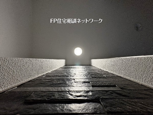 【ニッチ】  陰影が美しい石目調タイルを、柔らかな光が照らし出すデザインニッチ。細部にまで意匠を凝らした空間が、住まいの品格をさりげなく表現します。