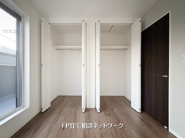 【クローゼット】  各スペースにハンガーパイプを備えたクローゼットを配置。衣類を掛けて収納でき、日々の身支度や整理整頓がしやすい居室です。