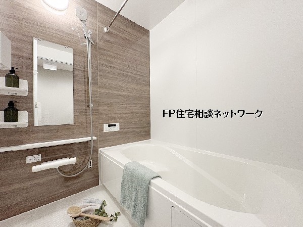 【浴室】  木目調のアクセントパネルを採用した浴室は、室内に温かみのある印象をプラス。浴槽も洗い場もゆとりがあり、入浴時間を快適に過ごせる仕様です。