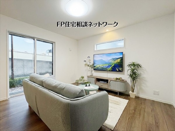 【LDK│リビング】  本画像はAIがCGでTV作成しており、実際の現地にTVは設置されておりません。また、販売価格に家具・TV等は含まれておりません。