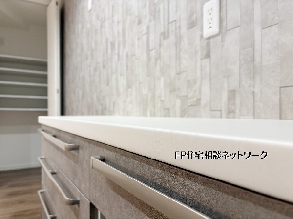 【カップボード】  落ち着いたトーンのカップボードは広めの天板で作業がしやすく、食品の仮置きや家電配置にも対応。背面には収納棚を備えています。