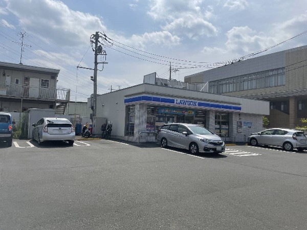 周辺環境:ローソン 横浜都筑池辺町店(「マチのほっとステーション」をスローガンに掲げる通り、忙しい日々に「ほっ」とするひとときをもたらします。)