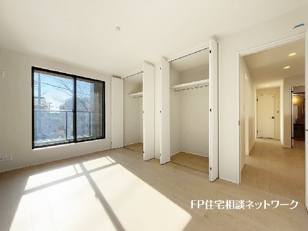 深いやすらぎへと誘う主寝室。ゆとりの広さと、落ち着いた内装仕様でプライベートな時間を心豊かにお過ごしいただけるように配慮。