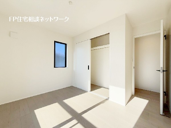 全居室には大型の収納クローゼットを完備。普段使いのお洋服や小物はもちろん、季節物のお洋服などもしっかりと整理整頓出来る。居室空間を隅々まで使えるのが嬉しい。