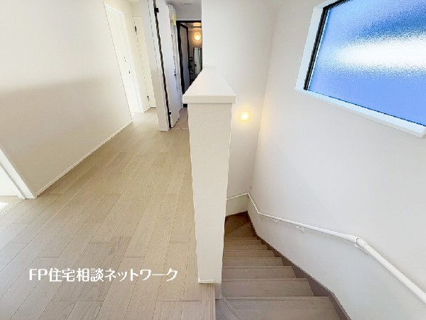 階段部分には自然の光を取り込むことの出来る、窓を配置しており明るい空間！お掃除の際には空気の換気などにも便利です。