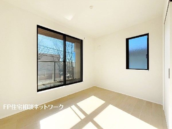 2面採光でお部屋の隅々まで明るい印象の居室。おひさまの光を、爽やかな風をたっぷりと取り込めます。居室内はいつも明るいので、毎日の生活も自然と明るくなりますね。