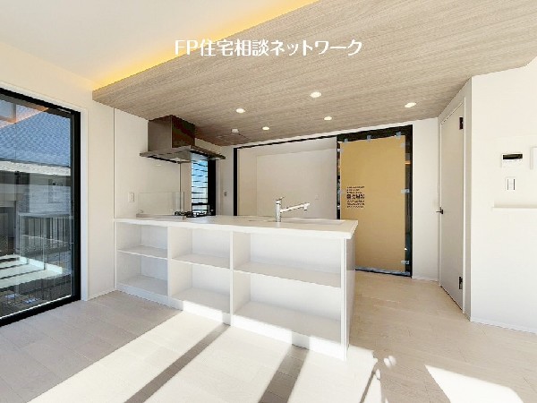 対面式のカウンターキッチンですので、出来上がったお料理をカウンターに並べてお子様が運ぶなど、お手伝いの時間も増えそうですね。