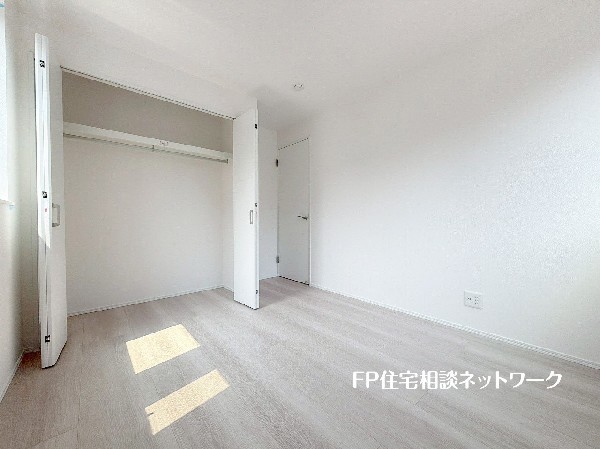 全居室には大型の収納クローゼットを完備。普段使いのお洋服や小物はもちろん、季節物のお洋服などもしっかりと整理整頓出来る。居室空間を隅々まで使えるのが嬉しい。