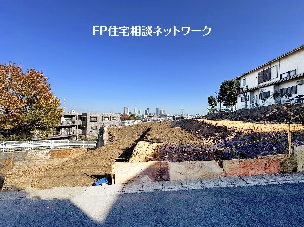 外観:東側が一段下がっており、何処までも見渡せる一見の価値ある眺望。見下ろすことは出来ても、見られることがないというのは、都会ではありえない贅沢さ。