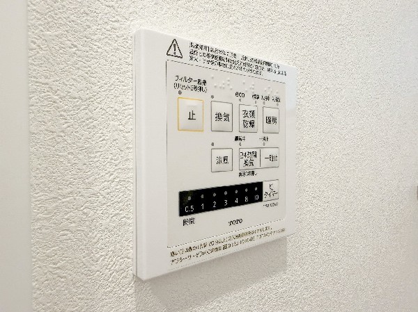 設備同仕様設備：お風呂場そのものを乾燥機にしてしまう便利な機能。梅雨時期や花粉の時期に助かる。冬の時期には暖房機能がヒートショックを防ぐ。