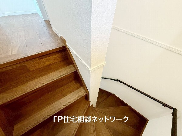 階段部分には自然の光を取り込むことの出来る、窓を配置しており明るい空間！お掃除の際には空気の換気などにも便利です。