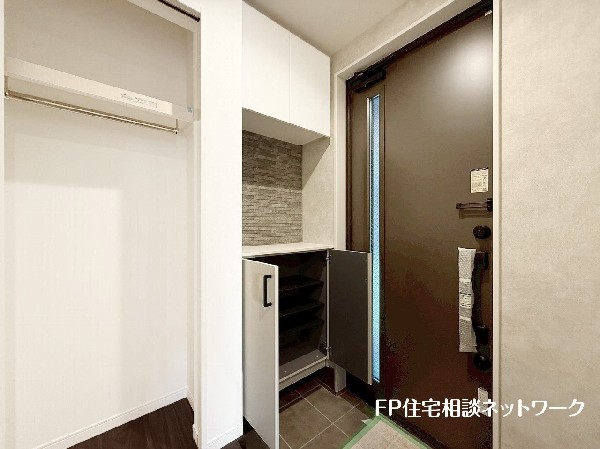 散らかりがちな玄関をスッキリと保てる玄関収納は、家の中に入る時最初に目に付く場所だからこだわりたい。落ち着いた色目が、室内のカラーやデザインと調和。