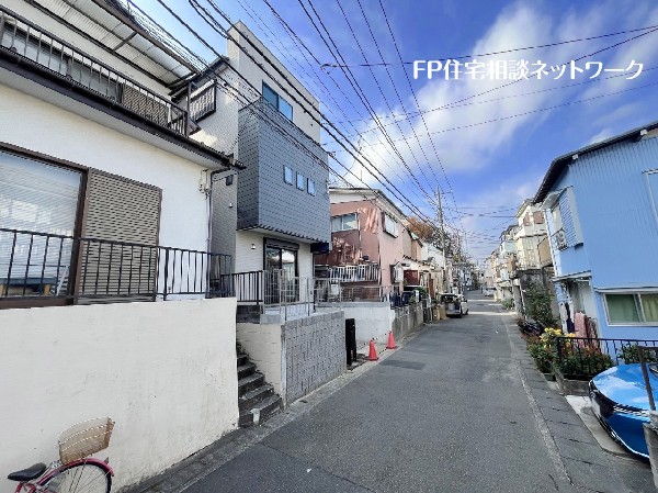 外観:前面道路の幅員は5.1ｍあり、車のすれ違いも出来るので車の運転が苦手な方でも安心です。