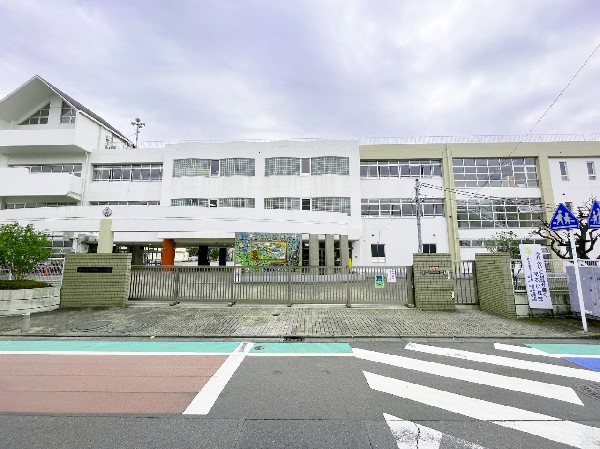 周辺環境:西御幸小学校　(お子様が一日の中でも長い時間を過ごす小学校。のびのびと過ごし、広い校庭で元気に駆け回ったり、どんどん成長していくお子様の姿が目に浮かびます。)