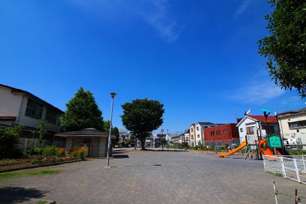 周辺環境:小向第3公園　(近隣には、公園もあり、青空の下で駆け回ったり、遊具で遊んだり、思い思いの遊びができます。子供たちの元気で楽しそうな声が響き渡ります。)