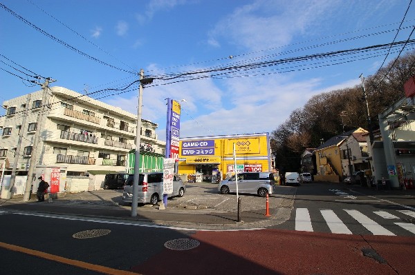 周辺環境:GEO稲田堤店(ネットでの映像配信も増えている中、パッケージでしか観られない名作もここにはあります。宅配でのレンタル・返却もでき、便利です。)