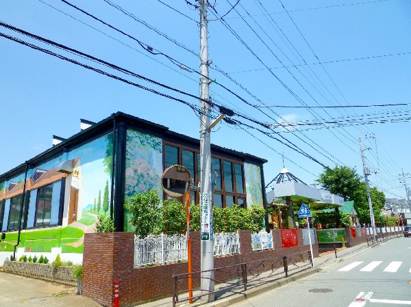 周辺環境:柿の実幼稚園　(自然豊かな4万坪の敷地と、およそ900名の園児の数は関東最大級です。)