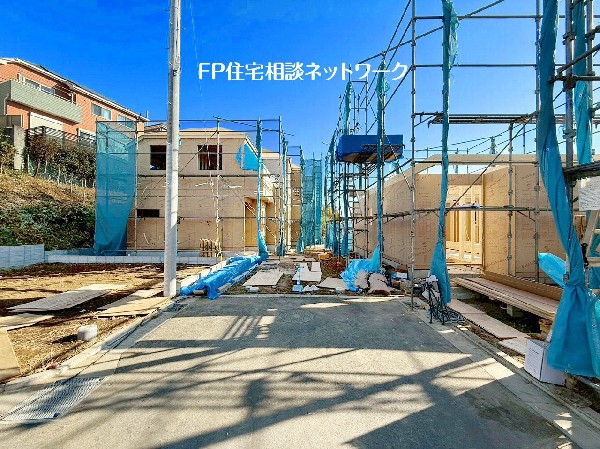 外観:全7棟の開発現場！土地面積125m2以上のゆとりの敷地に大型4ＬＤＫの間取り、カースペースも2台駐車可能です。