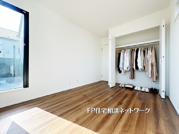 【洋室6帖】  本画像はAIがCGで衣類を作成しており、実際の現地に衣類は設置されておりません。また、販売価格に家具等は含まれておりません。