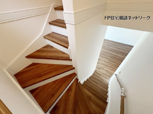 光と影のコントラストが美しい階段。 木のぬくもりを感じながら、各フロアへ。住まいの中心に存在する意匠性の高いデザインが、あなたの暮らしに上質感を添えます。