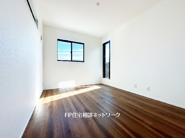 明るい陽光が差し込む心地よい洋室。落ち着いた木目調の床が上質な雰囲気を演出し、主寝室や子ども部屋にも最適な空間です。