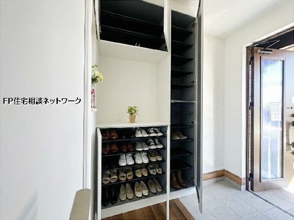 【シューズボックス】  本画像はAIがCGで靴を作成しており、実際の現地に靴は設置されておりません。また、販売価格に家具等は含まれておりません。