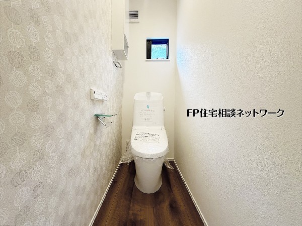 淡い柄クロスがやさしく空間を彩るトイレ。小窓から光が入り、明るく清潔感のある落ち着いたリラックス空間に仕上がっています。