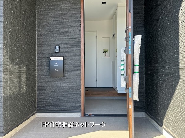 外観:スタイリッシュな黒の外壁が映える玄関アプローチ。明るい室内へと続く開放的なエントランスで、帰宅の瞬間から心地よさを感じられます。