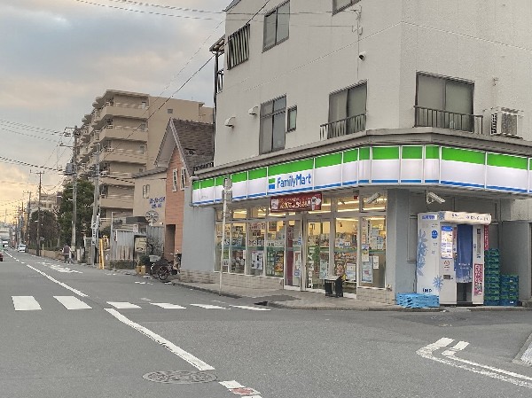 周辺環境:ファミリーマート京町三丁目店(ファミチキをはじめスナックメニューも大人気です。買物だけではなく、日常生活に関係する最重要施設となりつつある。)