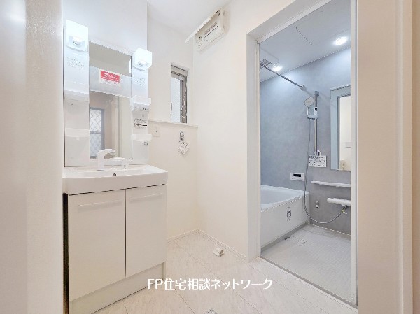 鏡の裏に収納棚を確保した三面鏡を採用。化粧品や歯ブラシなどを機能的に収納。