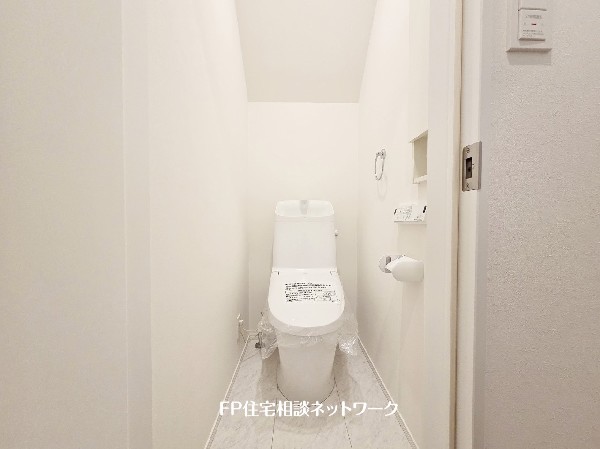 ウォシュレット、暖房便座機能付のトイレです。従来型に比べ節水効果があり、お手入れもしやすいので、家計も家事の負担も軽減してくれます。