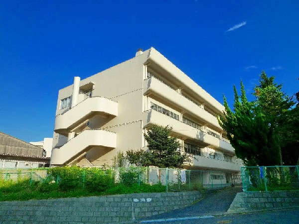 周辺環境:上の宮中学校(成長の過程でより濃い時間を過ごす3年間。ここで過ごす時間は、お子様にとって、とても大切な思い出となるはずです。)